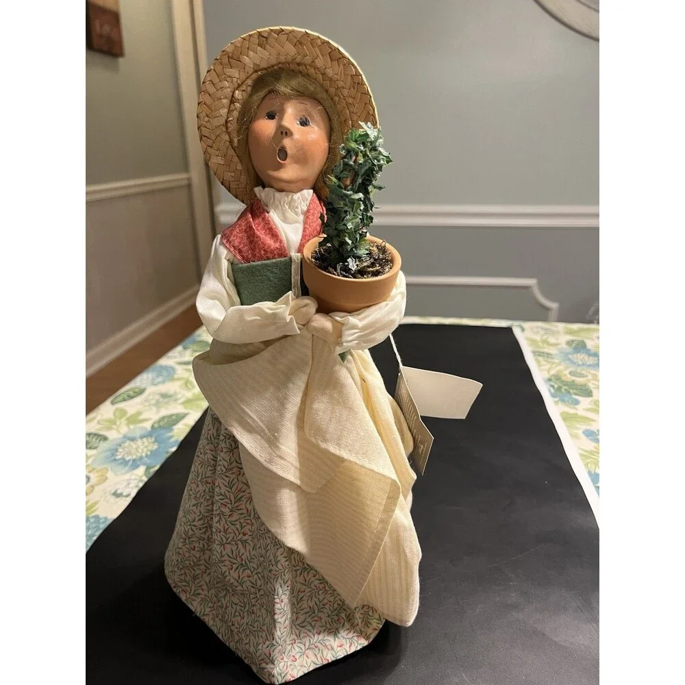 Byers Choice Carolers Williamsburg Colonial Woman Lady Topiary 2004 ~ 13” Tall